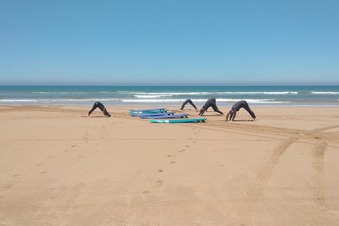 2h surfing in uncrowded spots - Getting ready on the sand