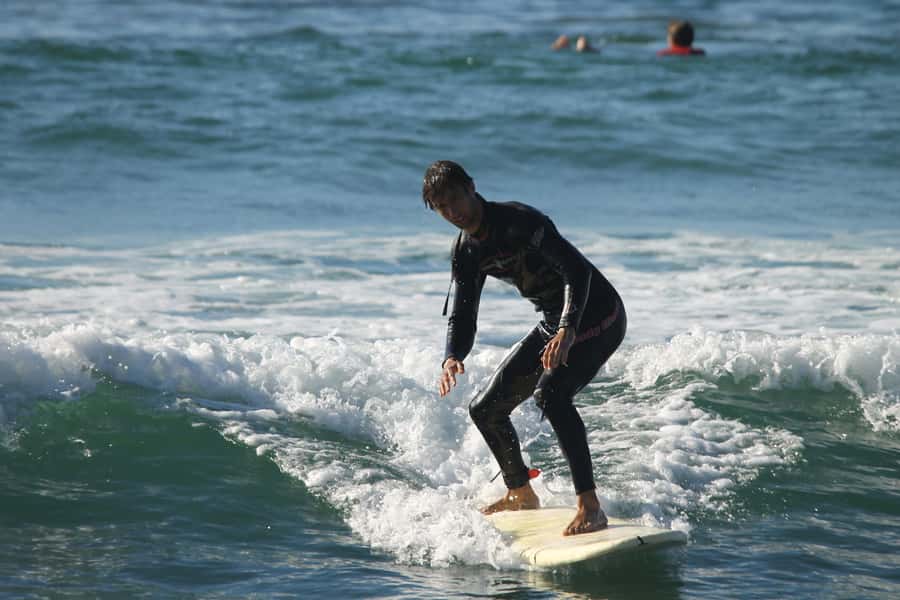 Agadir: Taghazout Beach Surf Lesson with Lunch and Transfer - Who should book this experience?