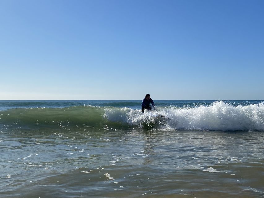 Armação de Pêra: 1:30-hour Surf experience Lesson/clinic - Warm wetsuits and soft boards included