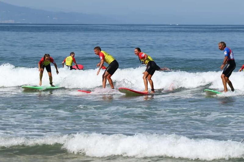 Biarritz: Surf lessons on the Côte des Basques beach - From standing up to controlling the board