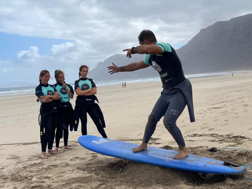 Lanzarote: dynamic surf lessons with friends or private lessons in Famara - Why Famara works for a first surf lesson
