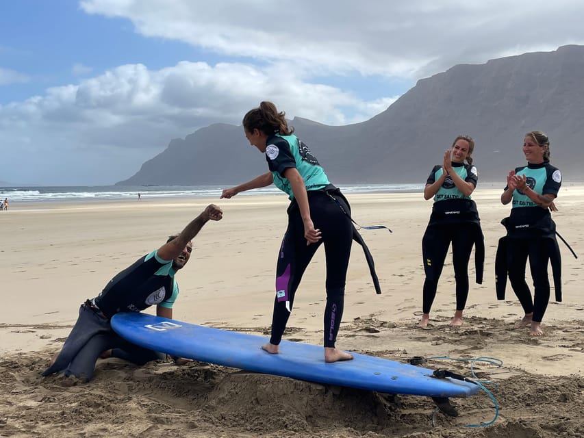 Lanzarote: dynamic surf lessons with friends or private lessons in Famara - Warm-up first, then surfing movements on the sand