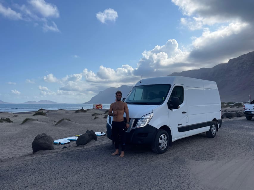 Lanzarote: dynamic surf lessons with friends or private lessons in Famara - The beach setting and the changing schedule