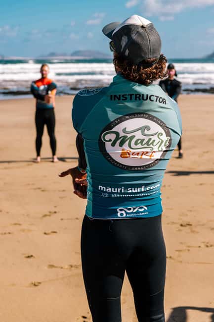 Lanzarote: Surf Experience in Famara with MauriSurf - What happens during the two-hour class