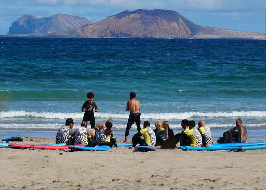 Lanzarote: Surf Lessons in Famara, 2 or 4 Hour - Choosing between two hours and four