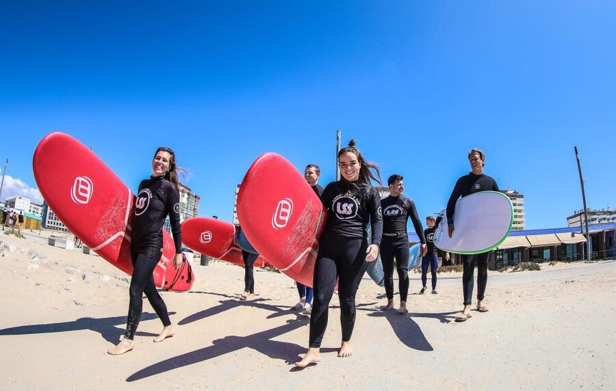 Lisbon: Capafórnia Surf Experience - Equipment included, with only a few items to bring