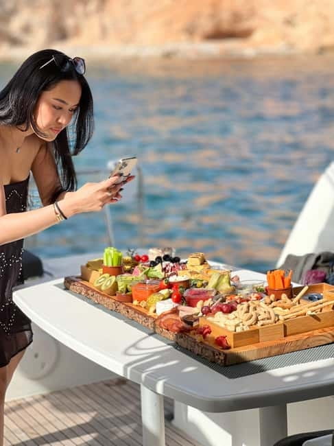 Majorca: Dinner aboard a private catamaran with snorkeling and paddle surfing - Swimming, snorkeling, and paddle surfing