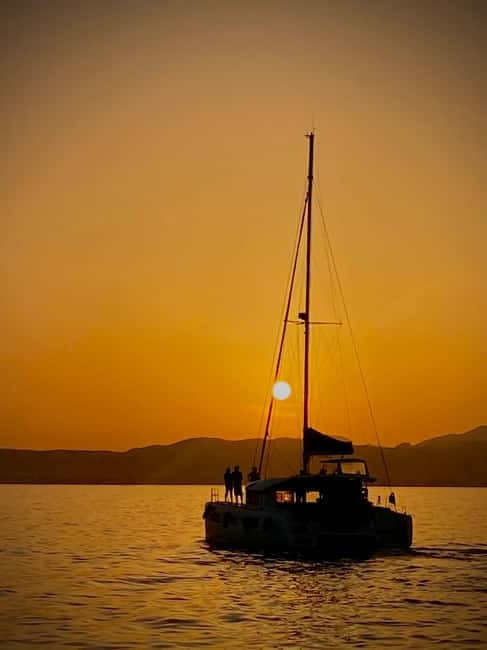 Majorca: Dinner aboard a private catamaran with snorkeling and paddle surfing - Forty-five minutes across Palma Bay
