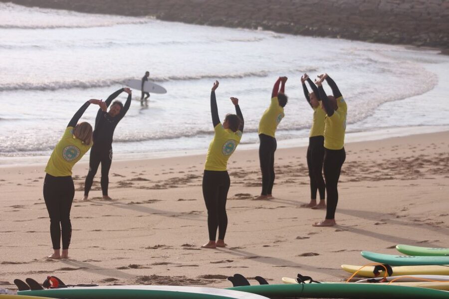 Porto: Small Group Surf Lesson with Transportation - The small-group difference