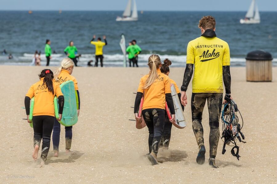 Scheveningen Beach: 1,5 hour Surf experience for families - Meeting the instructor at Aloha Surf