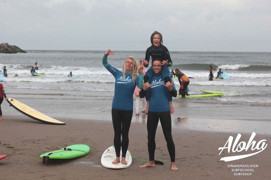Scheveningen Beach: 1,5 hour Surf experience for families - Handling the board and finding your balance
