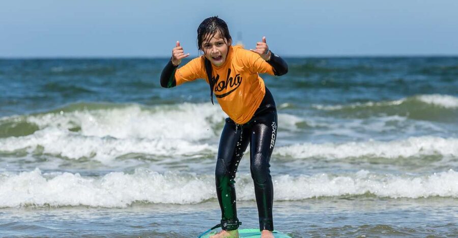 Scheveningen Beach: 1,5-Hour Surf Experience for kids - From surf basics to the first wave