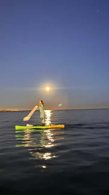 Sunset+paddle surf with music+fotos&videos Barceloneta+snack - Learning the basics without pressure