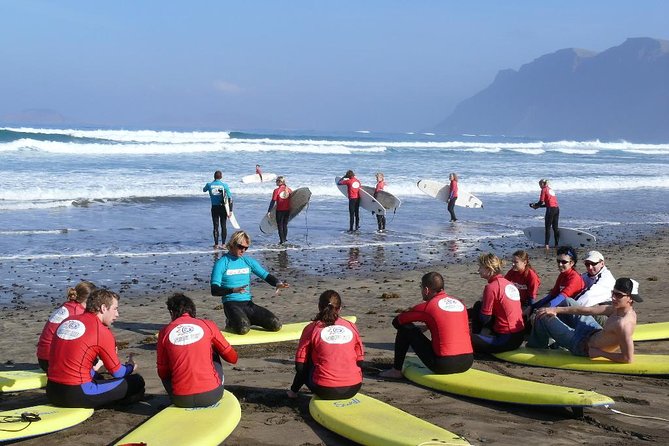 Surf class in Famara 9:15-12:00 or 11:45-14:30 (2h class) - The warm-up and short theory lesson