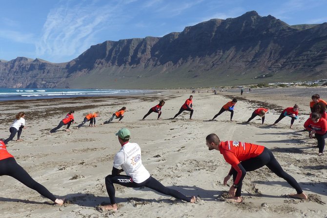 Surf class in Famara 9:15-12:00 or 11:45-14:30 (2h class) - Weather, wind, and the limits of a surf lesson