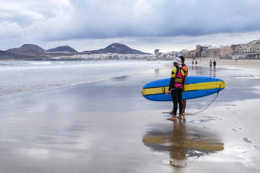 Surf lessons in Las Canteras Beach - Why La Cícer is the right place to learn