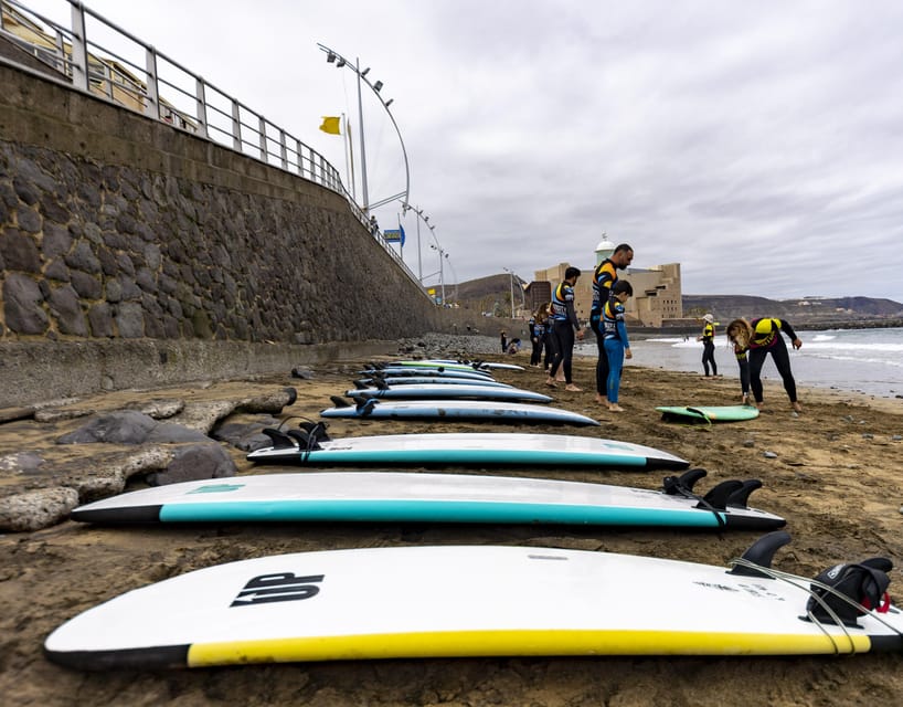 Surf lessons in Las Canteras Beach - Equipment and changing into surf mode