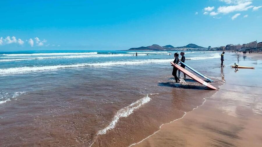 Surf lessons in Las Canteras Beach - The instructors: clear help for first-timers