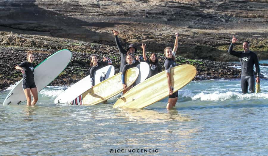 Surf lessons with local instructors in Copacabana/ipanema! - Going beyond the break with an instructor