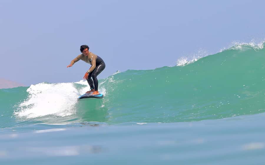 Surfing experience in Lima - Your 90-minute lesson, from beach technique to first rides