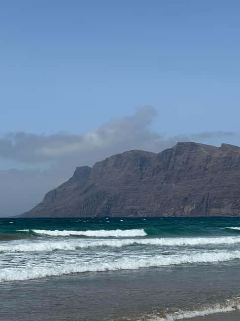 Surfing in Famara: 2 hours of pure excitement and nature - The beginner experience: more than standing up