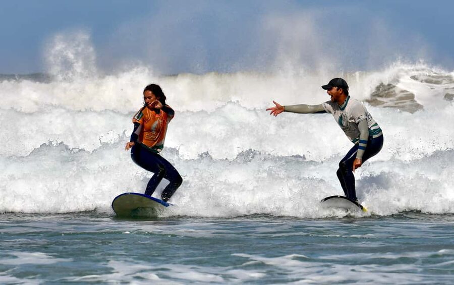 Surfing in Famara: 2 hours of pure excitement and nature - What happens during the two-hour session