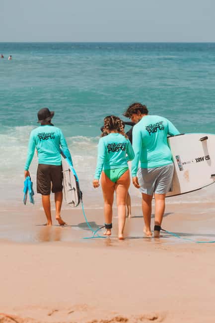 Surfing Lessons in Puerto Escondido! - Getting the equipment and heading into the water
