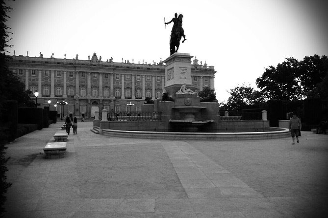Surfing Madrid: From the Palace to the Tavern Private Tour - Starting beside the Royal Palace at Plaza de Oriente