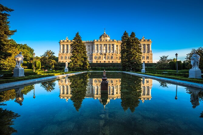 Surfing Madrid: From the Palace to the Tavern Private Tour - Plaza de la Villa and the city’s civic center