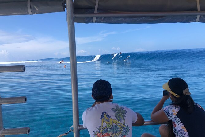Taxi Boat to Watch the Teahupoo International Surfing Competition - What the hour on the water looks like