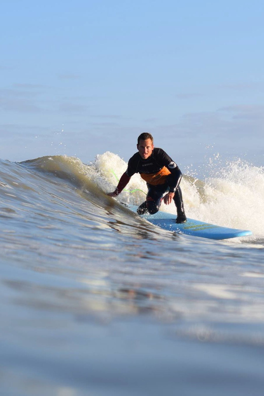 The Hague: Beginner's Surf Lesson Adults - Starting at Strandweg 3 in Scheveningen