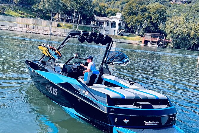 Wakesurf Trip on Lake Austin - BYOB Captained (up to 12 guests) - Wakeboarding and waterskiing for a change of pace